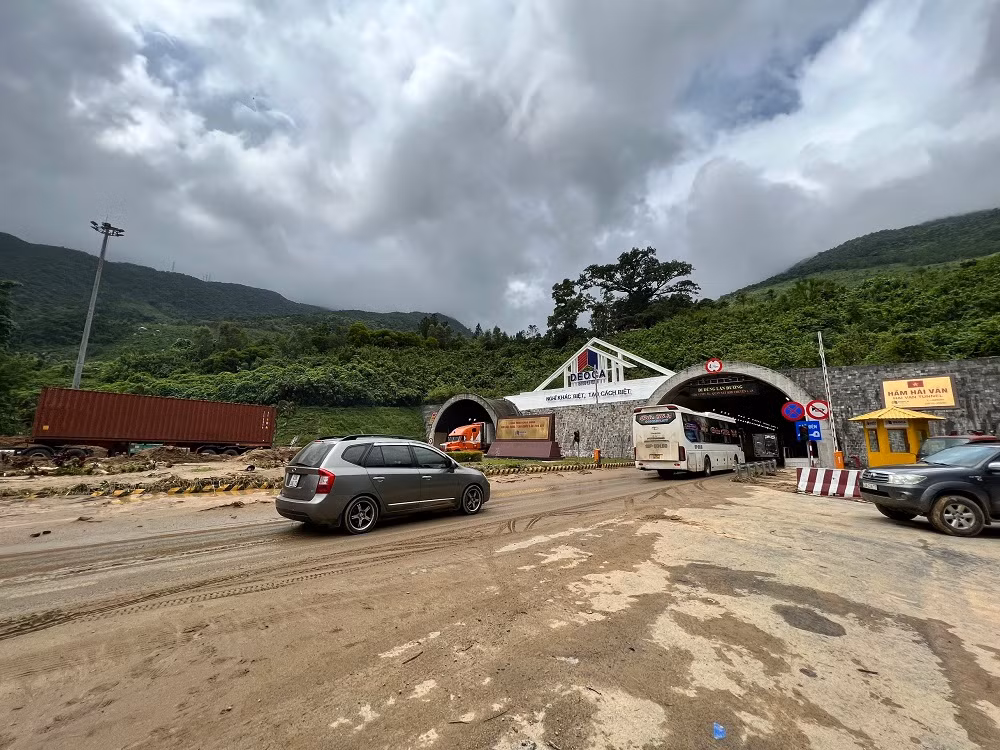 2 ống hầm Hải Vân đã thông xe hoàn toàn -0