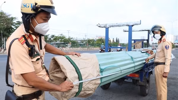 Công an TP Hồ Chí Minh ra quân xử lý xe 3-4 bánh chở hàng cồng kềnh, quá khổ