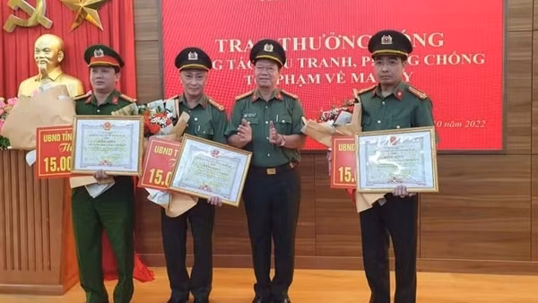 Khen thưởng vụ bắt giữ 30kg ma túy tổng hợp dạng đá