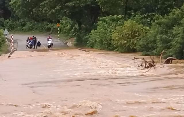 Di dời các hộ dân khỏi khu vực sạt lở ngập lụt ở gần biên giới -0