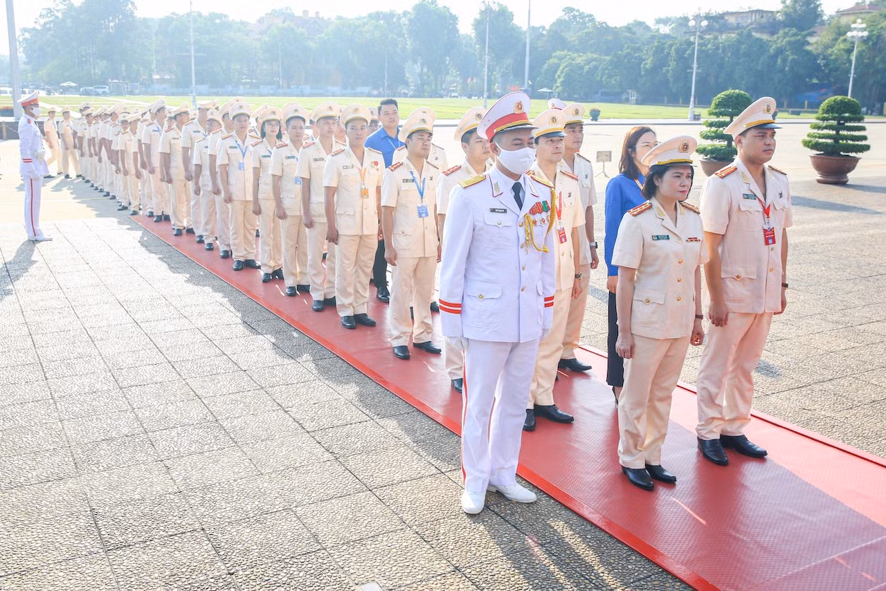 Đoàn đại biểu dự Đại hội Đoàn Thanh niên Bộ Công an lần thứ XXII báo công với Bác -0