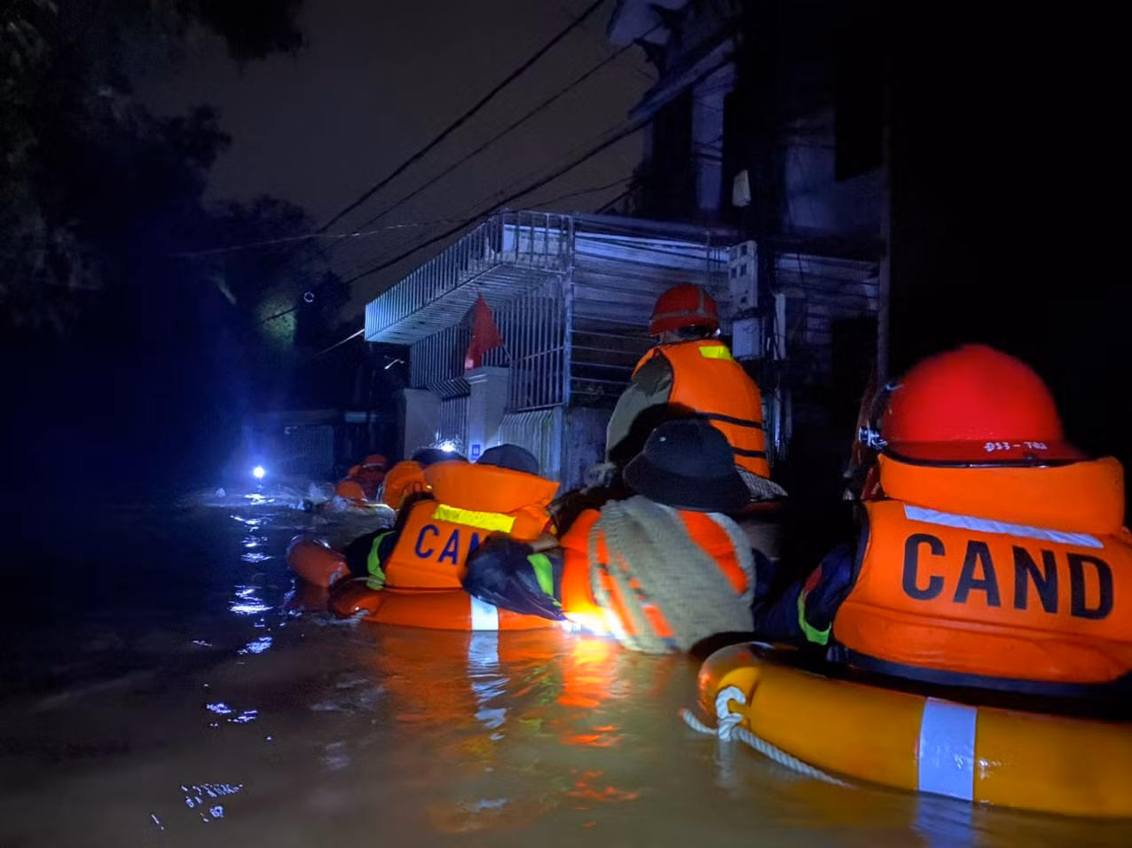Lực lượng Công an trắng đêm cứu dân thoát khỏi vùng ngập lụt -0