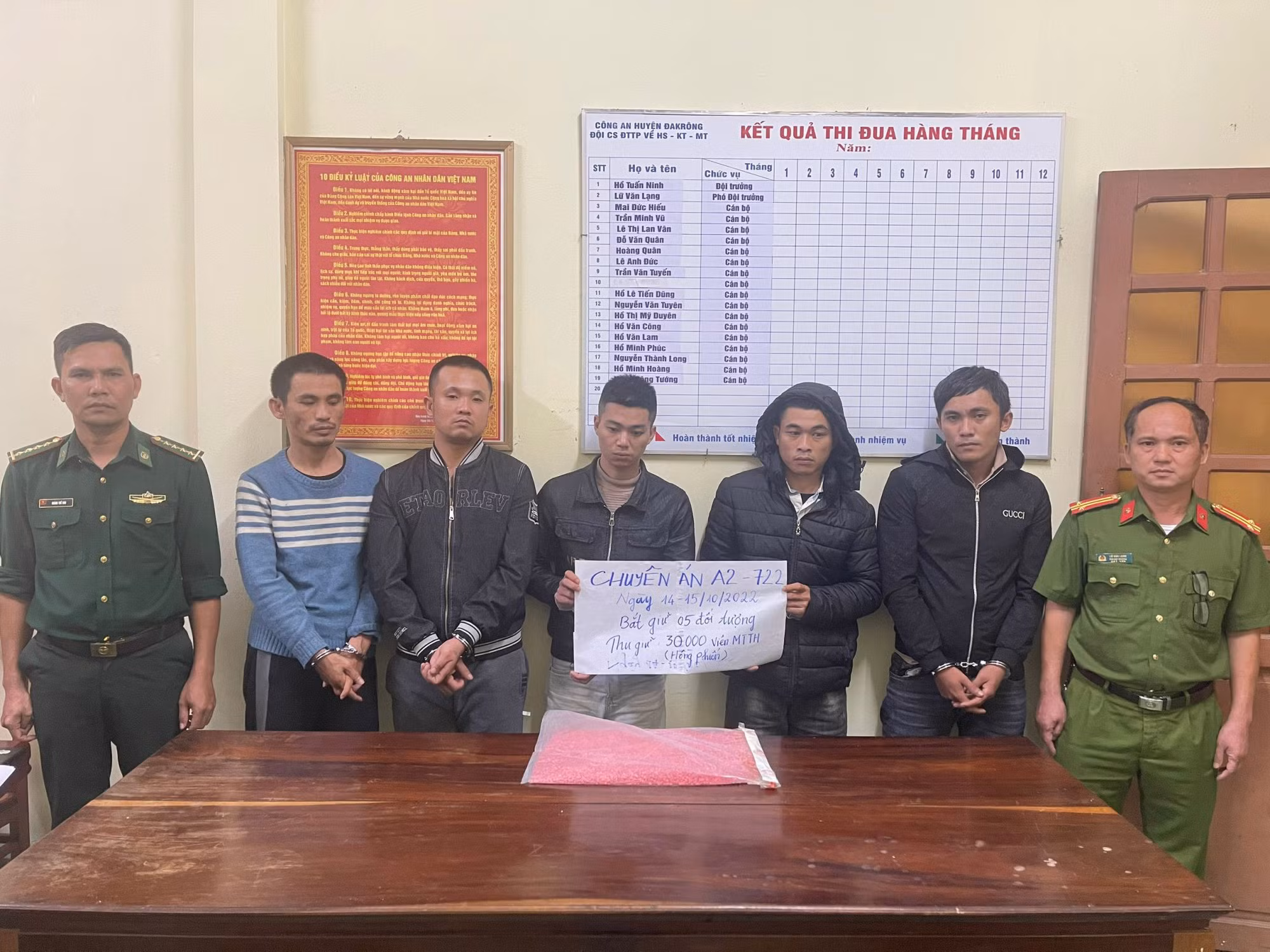 Bắt 5 đối tượng vận chuyển trái phép 30.000 viên ma túy tổng hợp -0