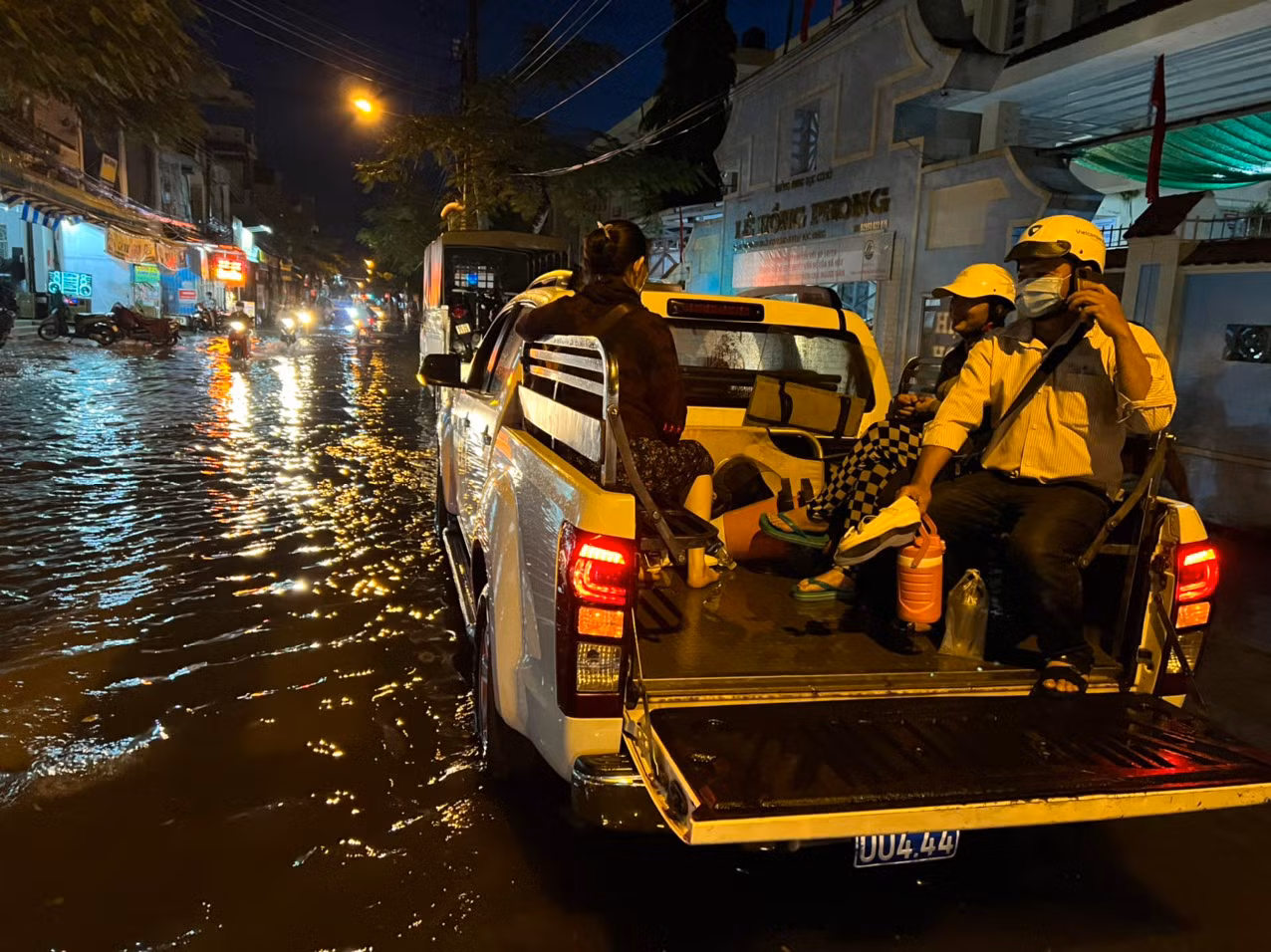 Công an TP Sóc Trăng dùng xe chuyên dụng đưa phụ khuynh, học sinh ra khỏi biển nước -4