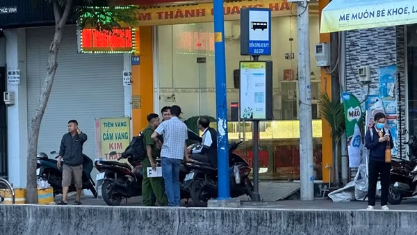 Truy xét 2 đối tượng bịt mặt dùng búa đập tủ trưng bày cướp vàng