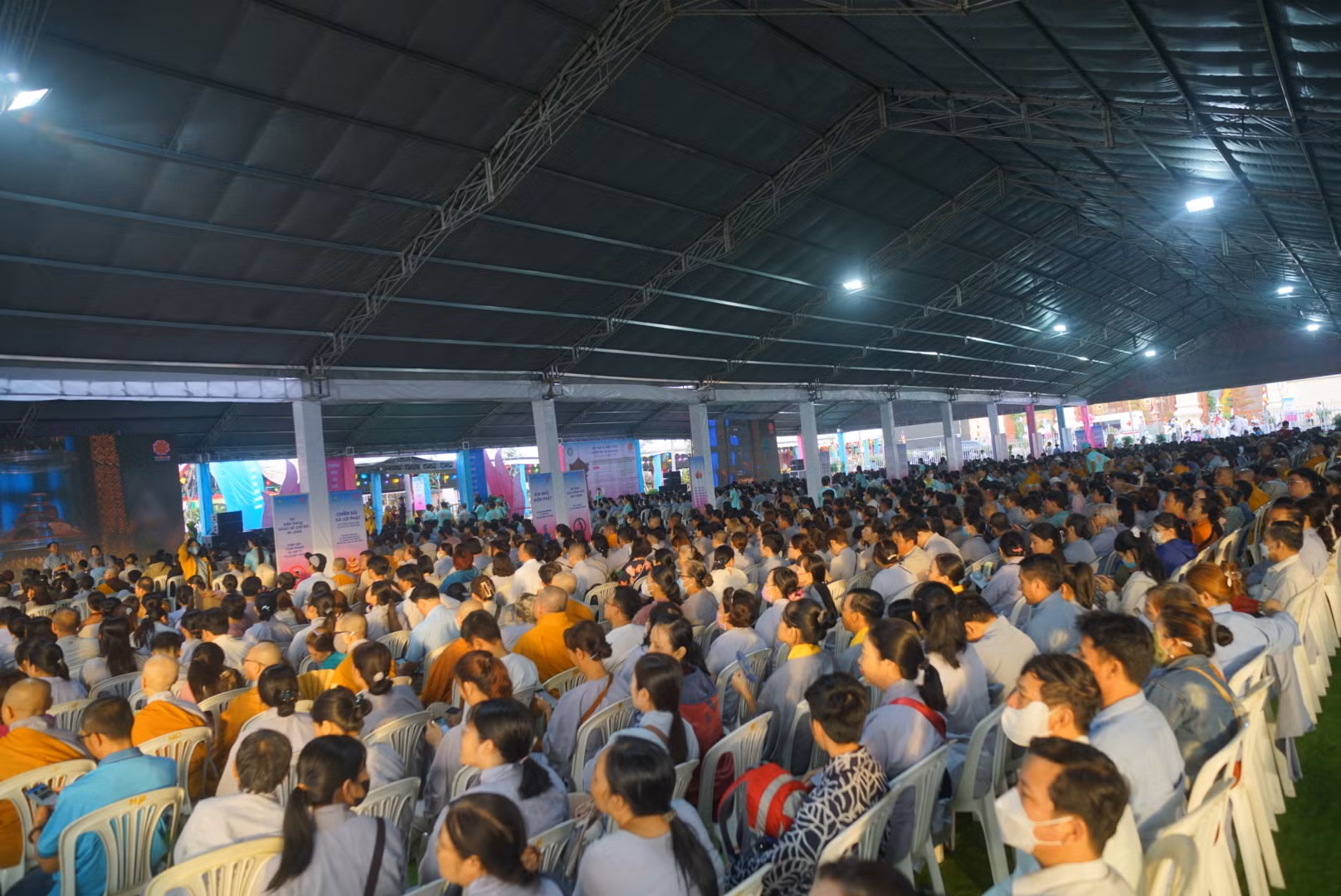 Hàng ngàn Phật tử đến chiêm bái Xá lợi Đức Phật tại TP Hồ Chí Minh -0