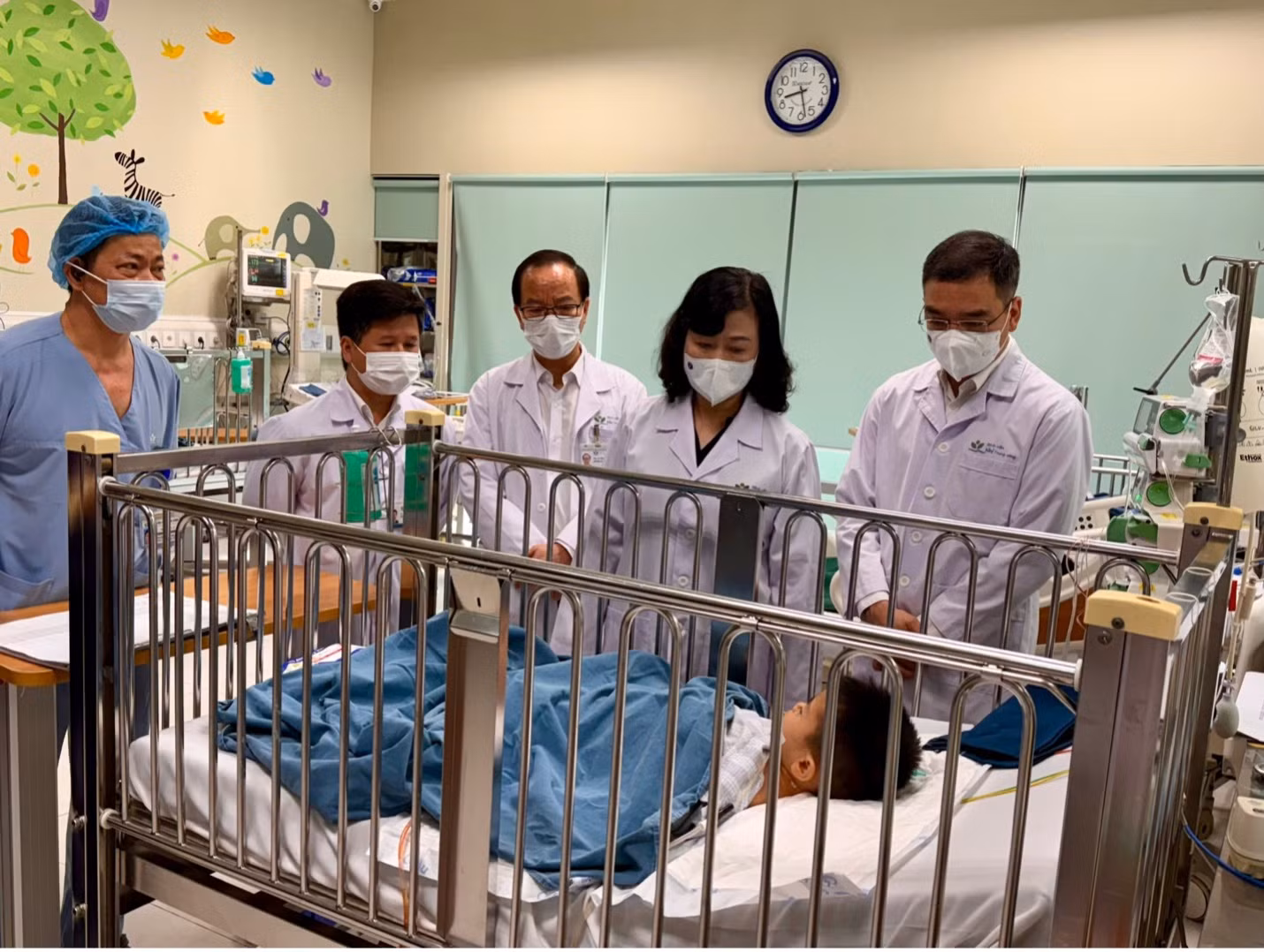 Bộ trưởng Bộ Y tế: Cấp cứu, cứu chữa người bệnh luôn là ưu tiên hàng đầu -0
