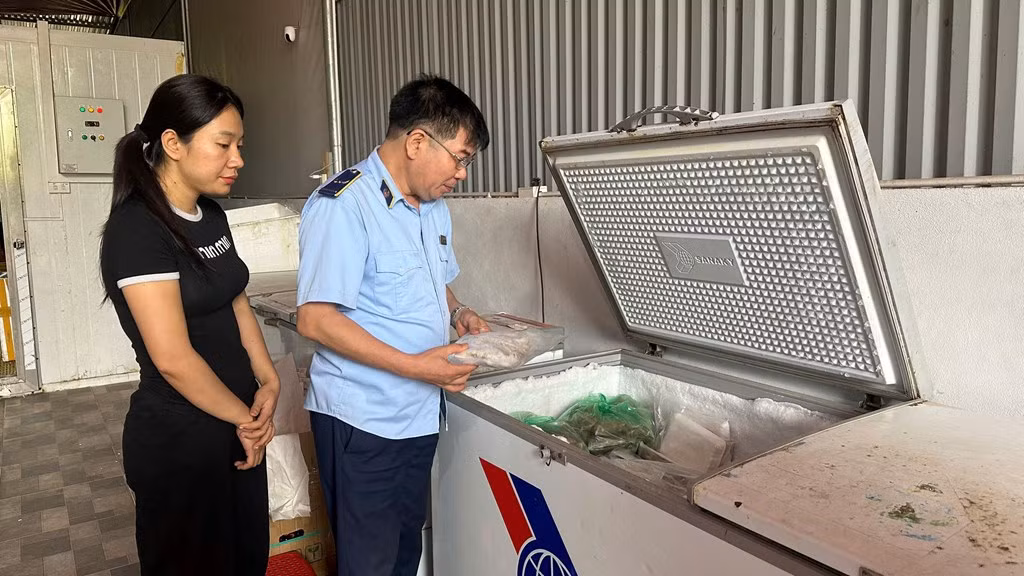 Liên tiếp phát hiện thực phẩm đông lạnh không rõ nguồn gốc xuất xứ -0