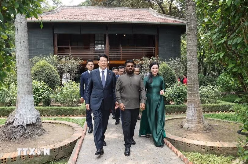 Chủ tịch nước và Tổng thống Sri Lanka thăm Khu di tích Chủ tịch Hồ Chí Minh -0