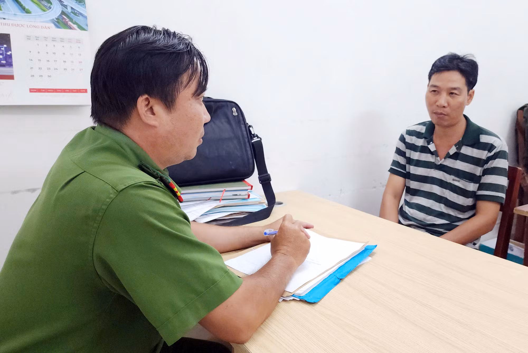 Làm việc với đối tượng chặn đầu xe ô tô bẻ gạt mưa, đập kính chiếu hậu ở Cần Thơ -0