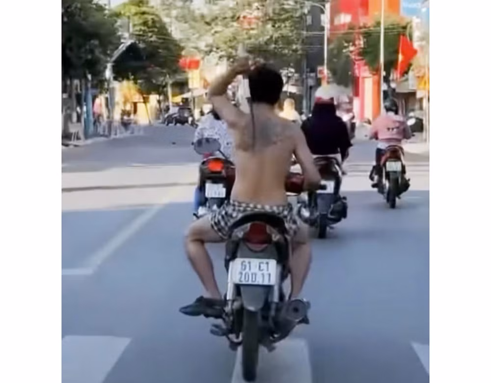 CSGT khống chế nhanh người đàn ông vừa lái xe vừa 