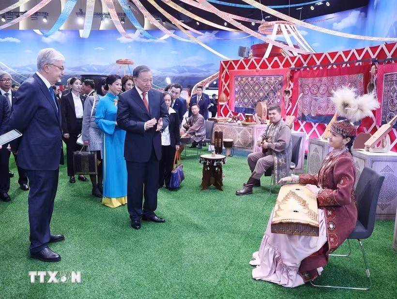 Tổng Bí thư Tô Lâm trải nghiệm phong tục truyền thống của Kazakhstan -0
