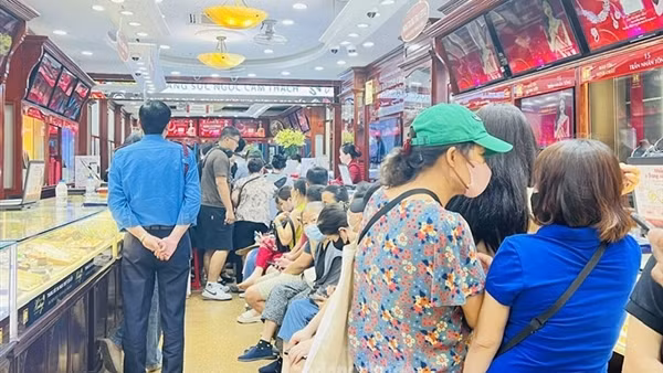 Giá vàng lên "chót vót", tiềm ẩn nhiều rủi ro với người mua