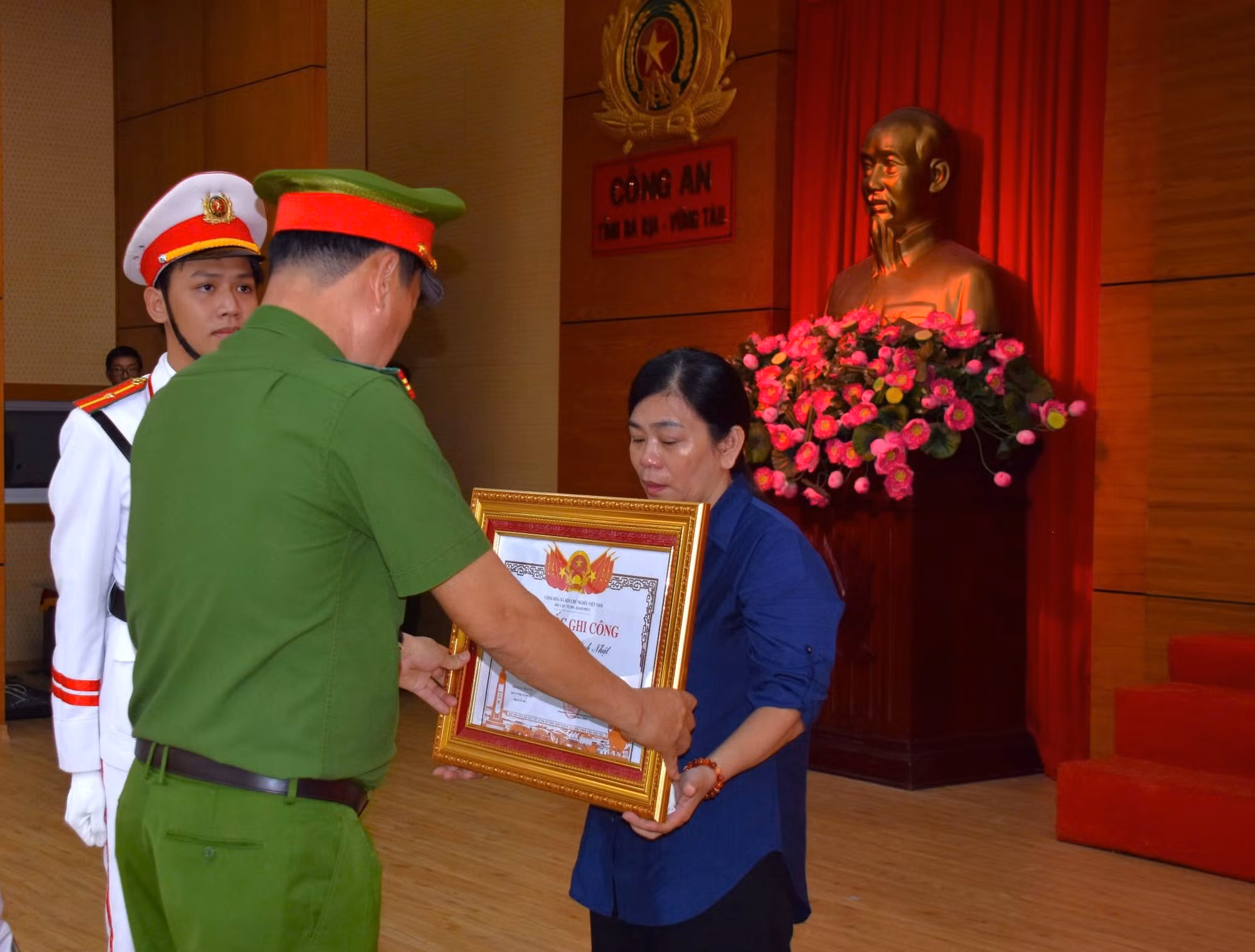 Trao bằng Tổ quốc ghi công cho thân nhân Liệt sĩ, Thượng sĩ Nguyễn Ngọc Minh Nhật -0