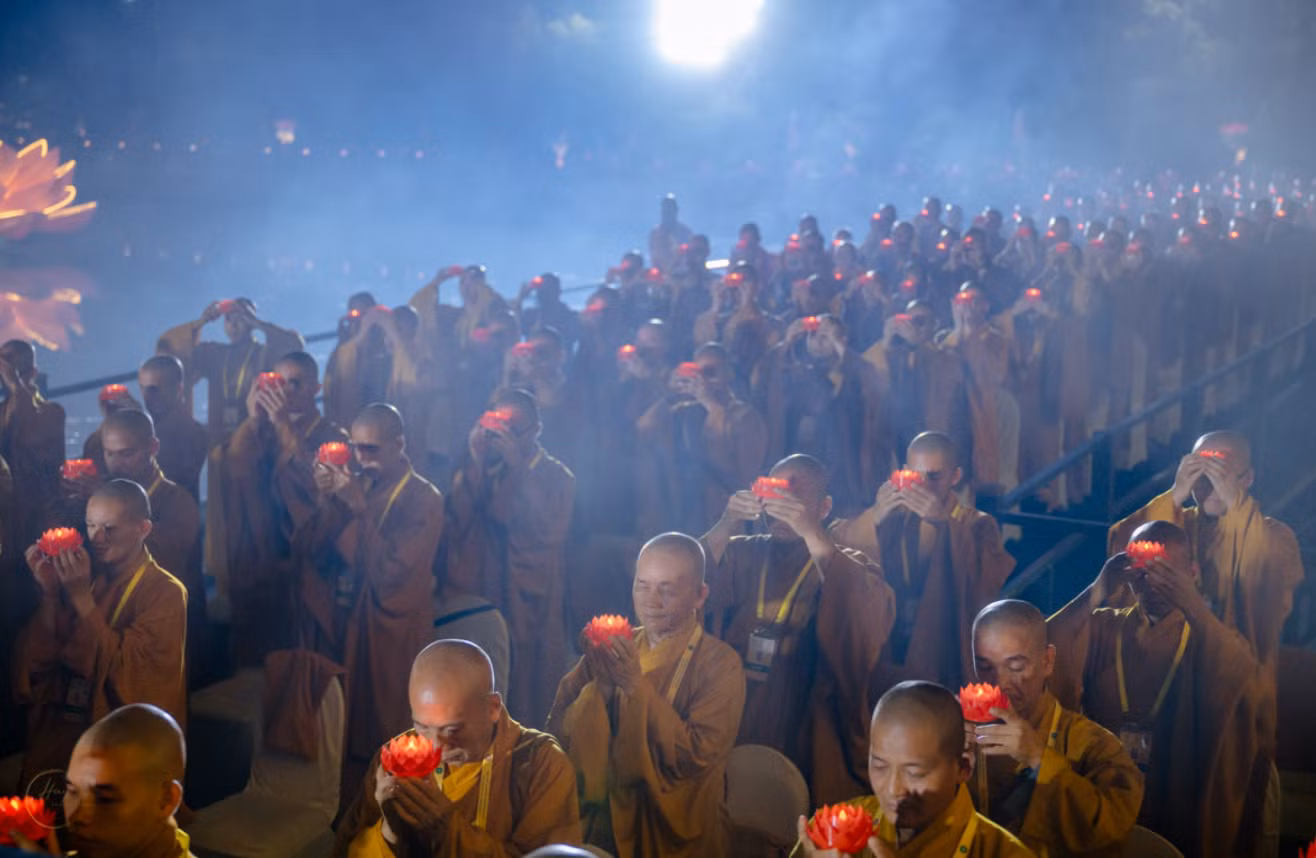 Đại lễ kỳ siêu tưởng niệm các anh hùng liệt sỹ và đêm hoa đăng tại Vesak 2025 -0