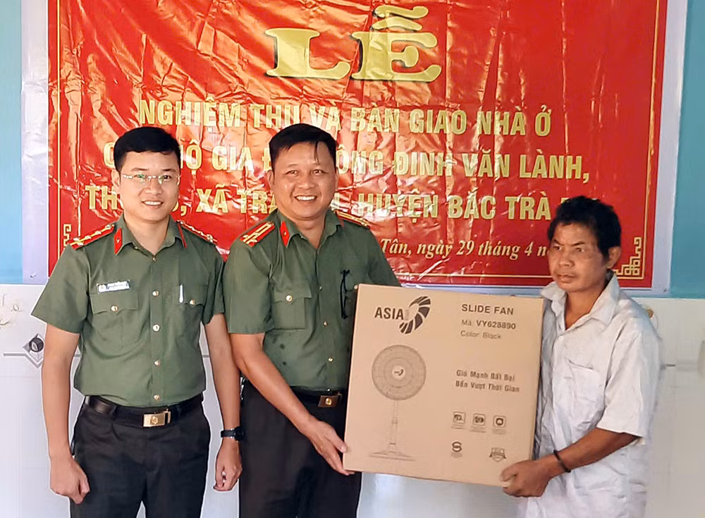 dai uy cong an 2 - ngoc thi.jpg -0
