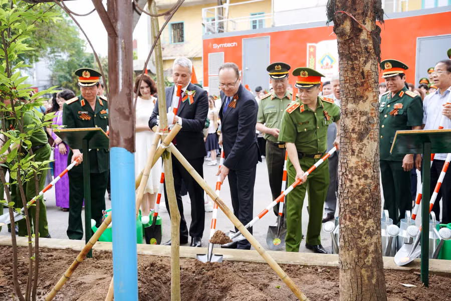 Đại biểu trồng cây lưu niệm tri ân các liệt sĩ đã hy sinh vì tổ quốc trong khuôn viên Trường Đại học PCCC.