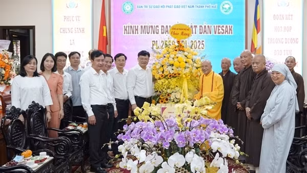 Công an TP Huế chúc mừng Đại lễ Phật đản năm 2025