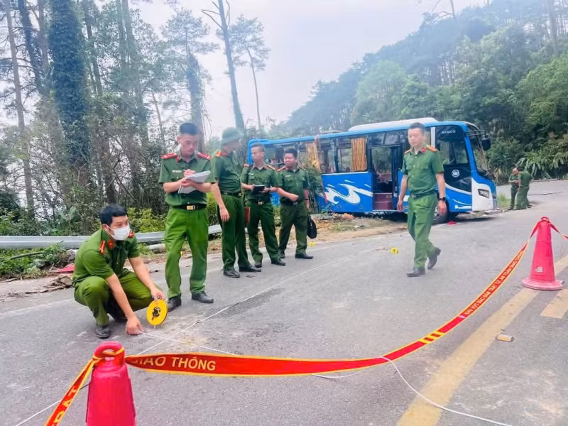 Tạm giam lái xe trong vụ lật xe khách trên đèo Tam Đảo làm 4 người tử vong -0