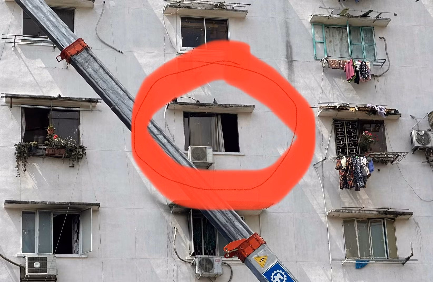 5 người bị ngạt khói trong vụ cháy chung cư cũ lúc rạng sáng -0