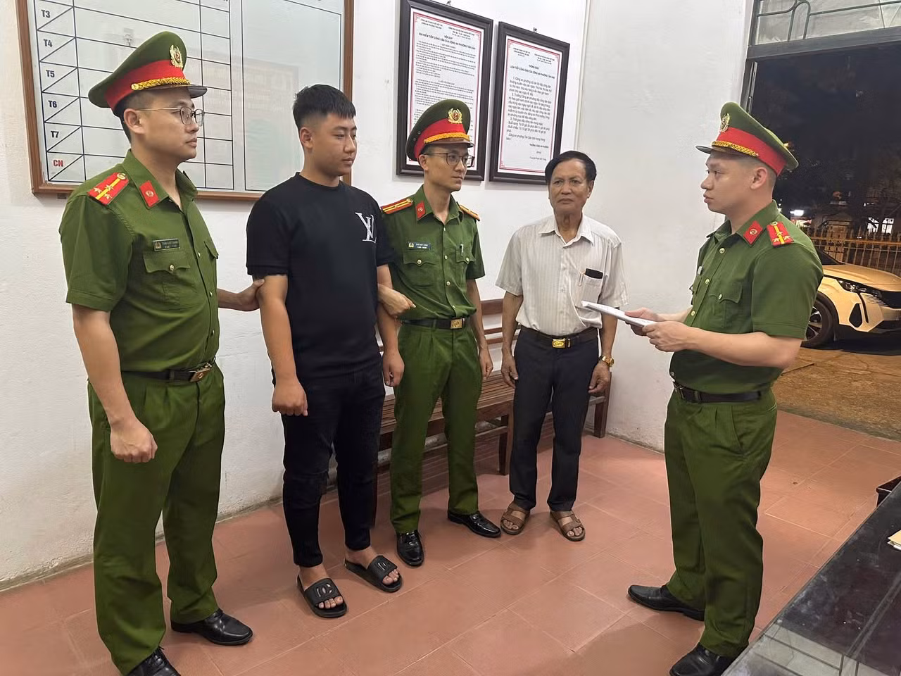 Bắt 2 đối tượng vi phạm quy định về nghiên cứu, thăm dò, khai thác tài nguyên -1