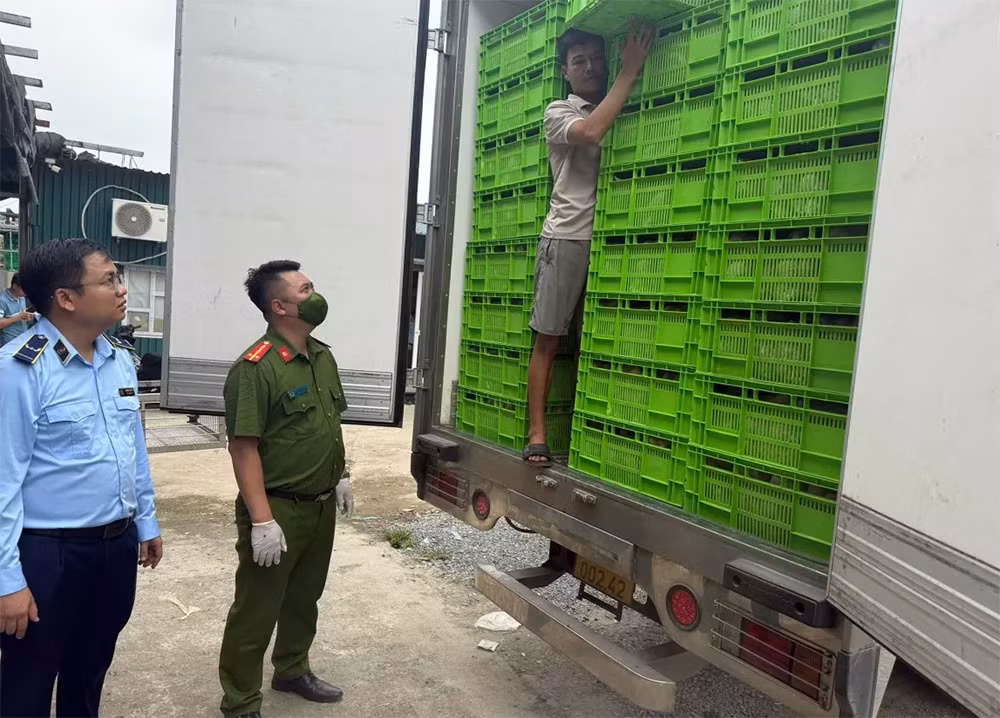 Liên tiếp phát hiện thực phẩm đông lạnh không rõ nguồn gốc xuất xứ -0