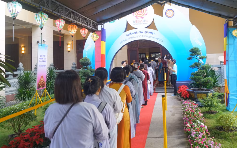 Hàng ngàn Phật tử đến chiêm bái Xá lợi Đức Phật tại TP Hồ Chí Minh -0