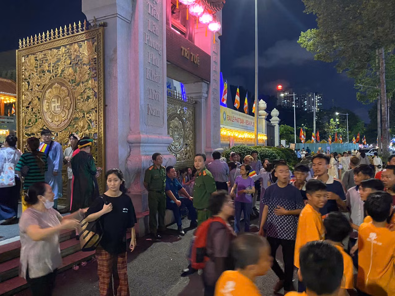 5. lực lượng công an thực hiện nhiệm vụ bảo đảm antt buổi bễ rước phật..jpg -0