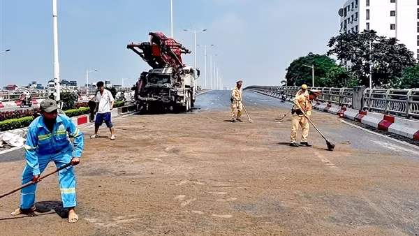 Trên đường tuần tra, CSGT xử lý vết dầu loang giúp dân đi lại an toàn