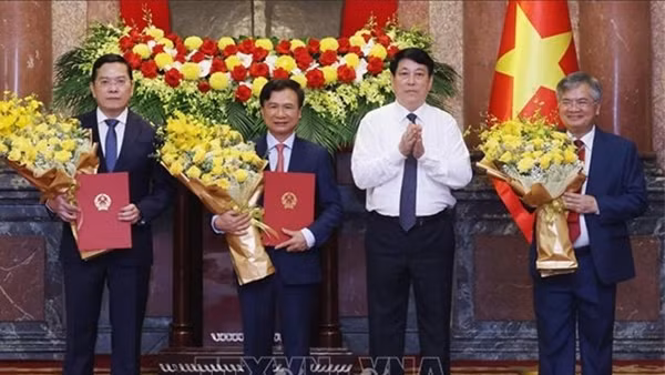Chủ tịch nước Lương Cường trao quyết định bổ nhiệm 3 Phó Chủ nhiệm Văn phòng Chủ tịch nước