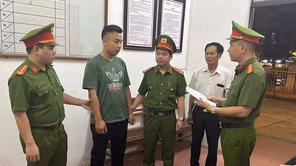 Bắt 2 đối tượng vi phạm quy định về nghiên cứu, thăm dò, khai thác tài nguyên