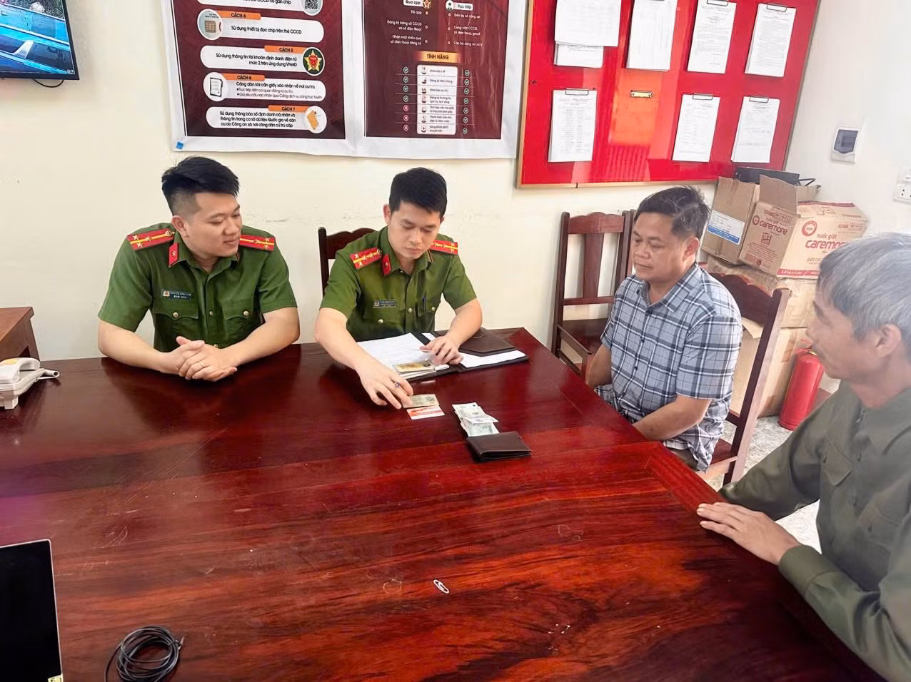 Công an xã Điêu Lương xác minh, trao trả tài sản cho người đánh rơi -0