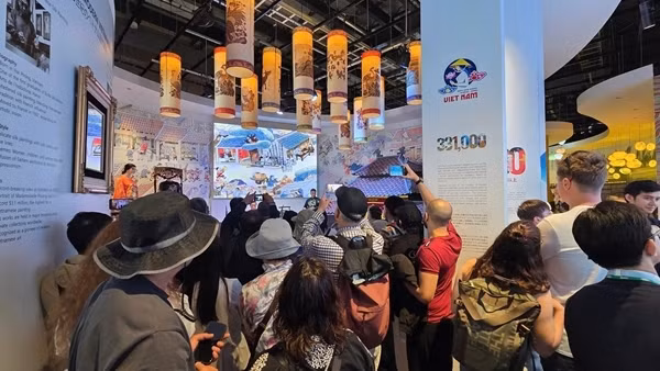 Khách Nhật xếp hàng dài vào thăm Nhà Triển lãm Việt Nam tại EXPO 2025