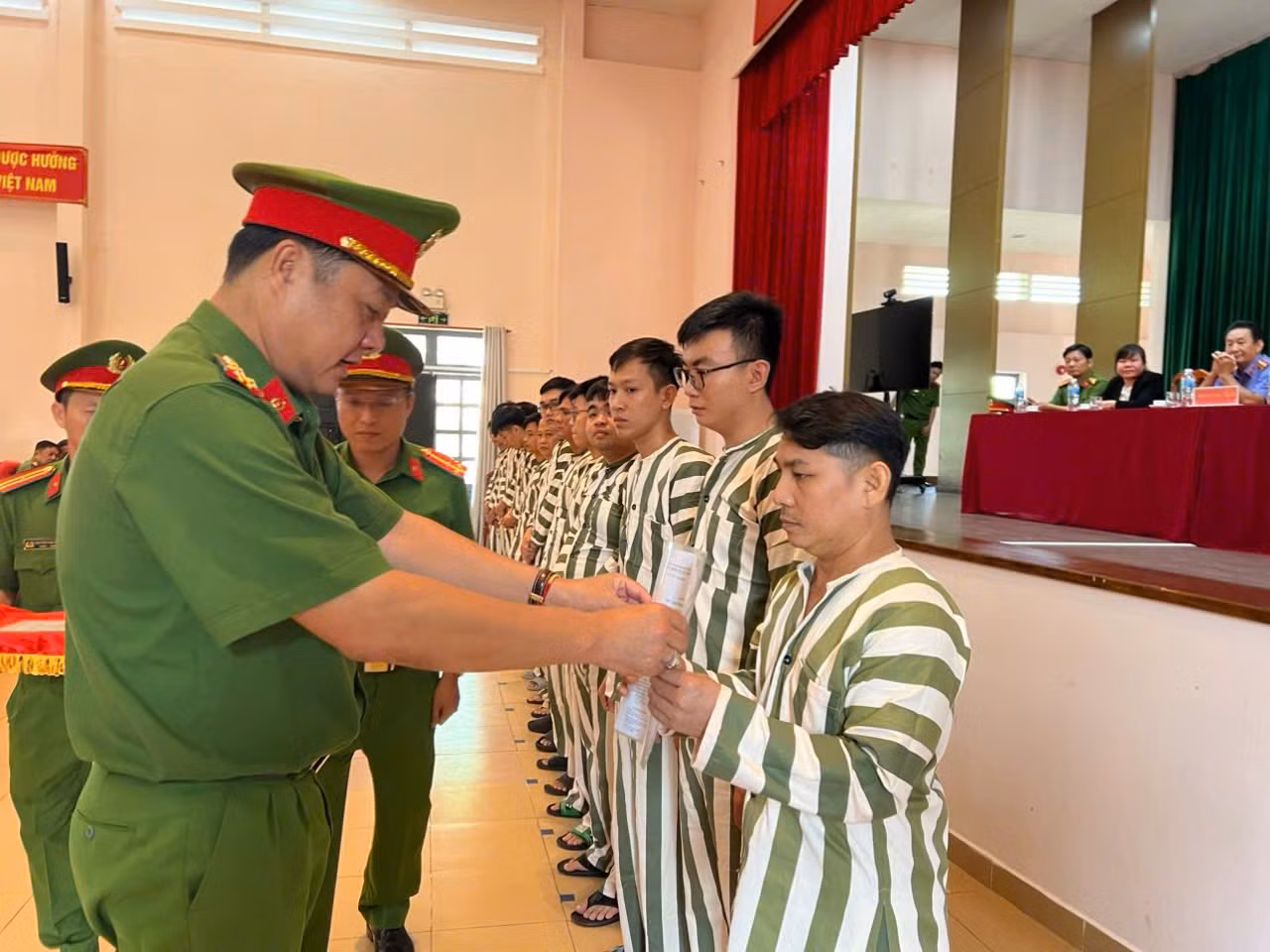 Các trại tạm giam Công an TP Hồ Chí Minh trao quyết định đặc xá cho gần 150 phạm nhân -0