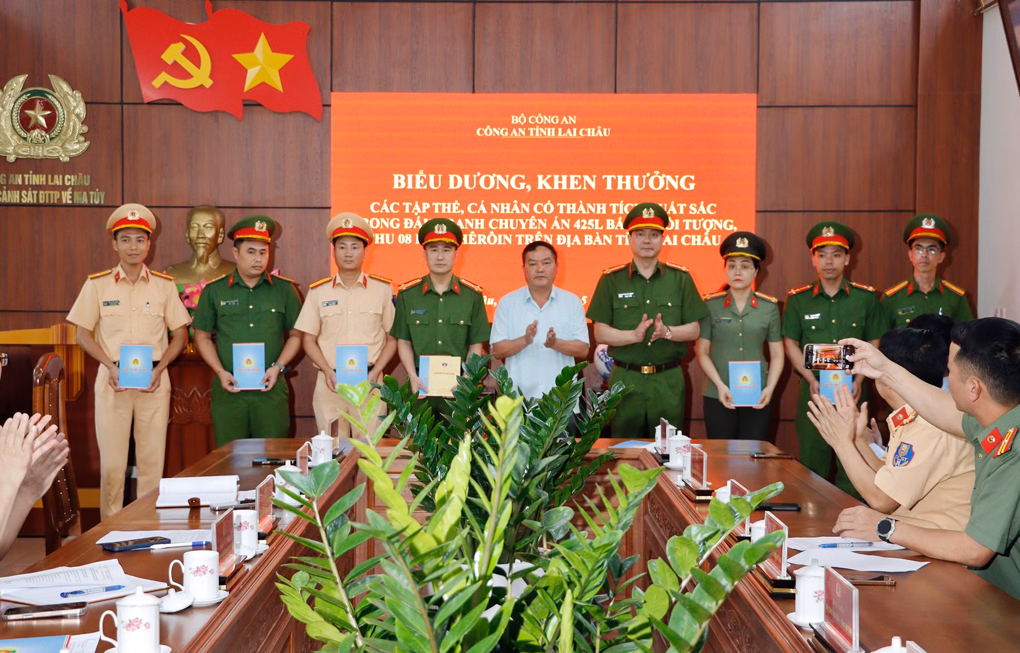 Bắt giữ nữ quái U60 điều hành đường dây ma tuý -0