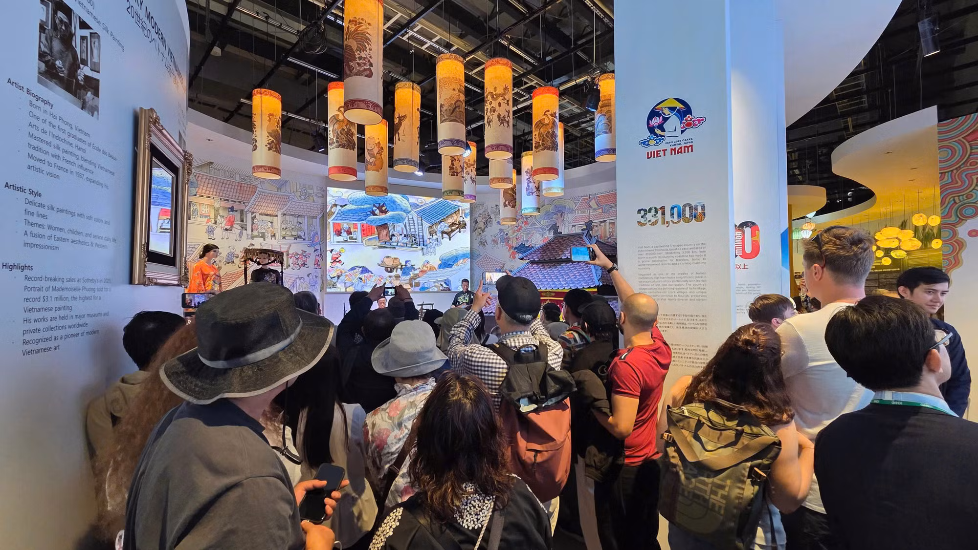 Khách Nhật xếp hàng dài vào thăm Nhà Triển lãm Việt Nam tại EXPO 2025 -0