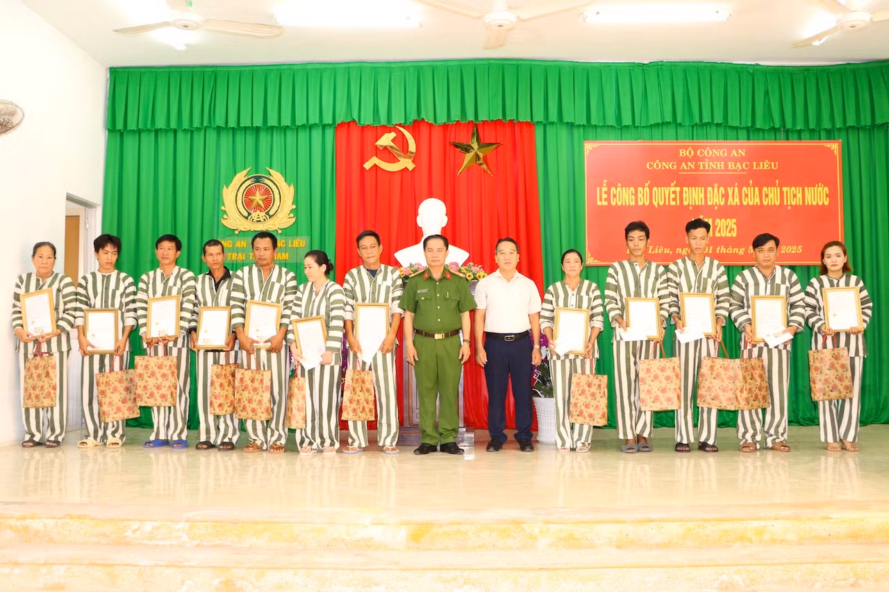 Niềm vui đặc ngày đặc xá ở miền Tây -0