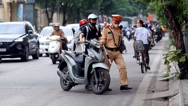 Đưa xe máy cho con trai đi học, mẹ bị phạt 9 triệu đồng