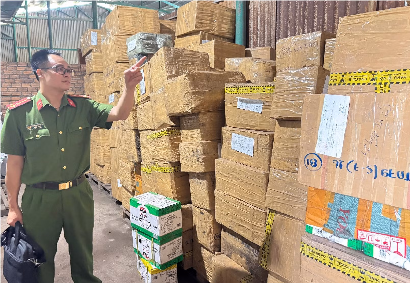 Khởi tố 2 đối tượng buôn lậu trị giá hàng trăm tỷ đồng -0