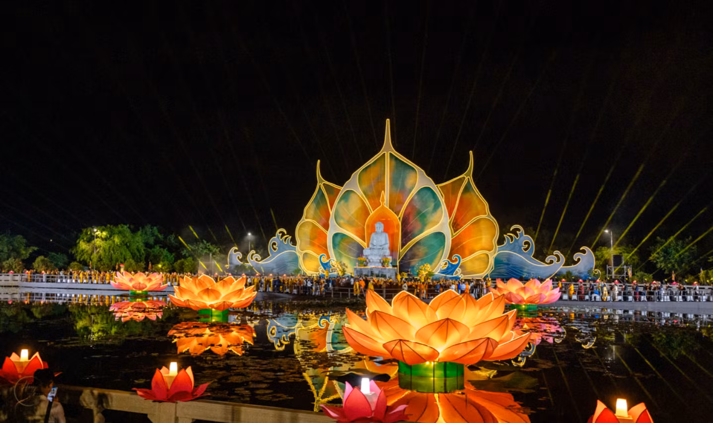 Đại lễ kỳ siêu tưởng niệm các anh hùng liệt sỹ và đêm hoa đăng tại Vesak 2025 -0
