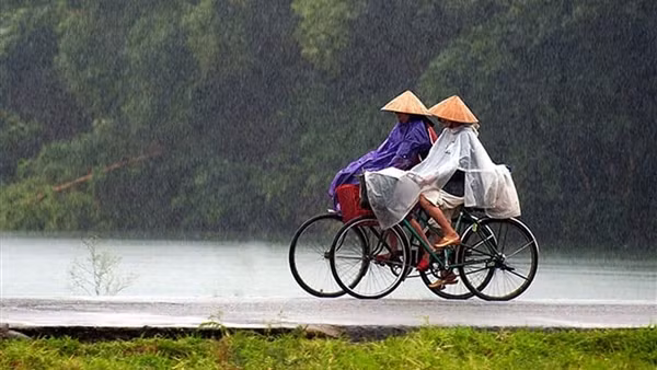 Mưa dông gia tăng ở miền Trung và Nam Bộ, cảnh báo lốc sét, mưa đá