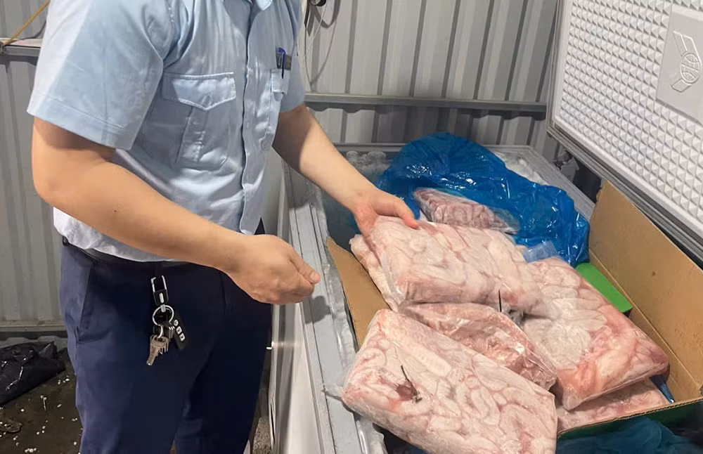 Liên tiếp phát hiện thực phẩm đông lạnh không rõ nguồn gốc xuất xứ -0