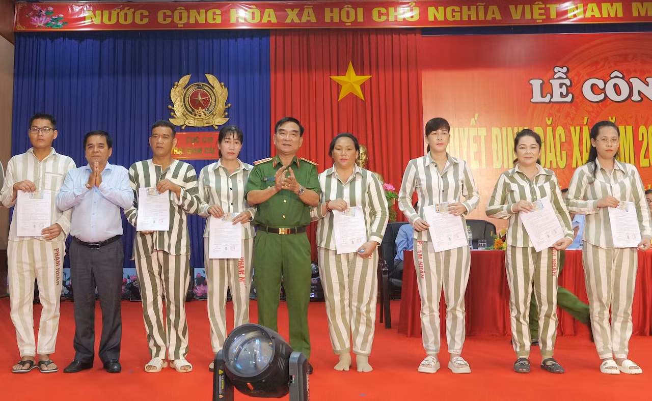 Niềm vui đặc ngày đặc xá ở miền Tây -6