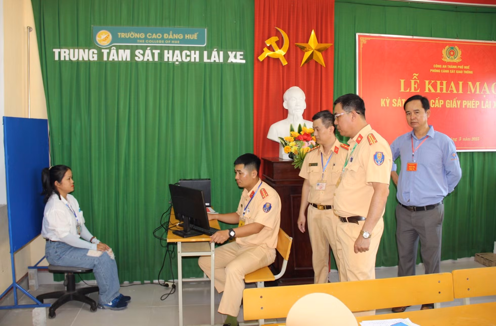 Công an TP Huế lần đầu tổ chức kỳ sát hạch lái xe ô tô từ khi tiếp nhận nhiệm vụ mới -0