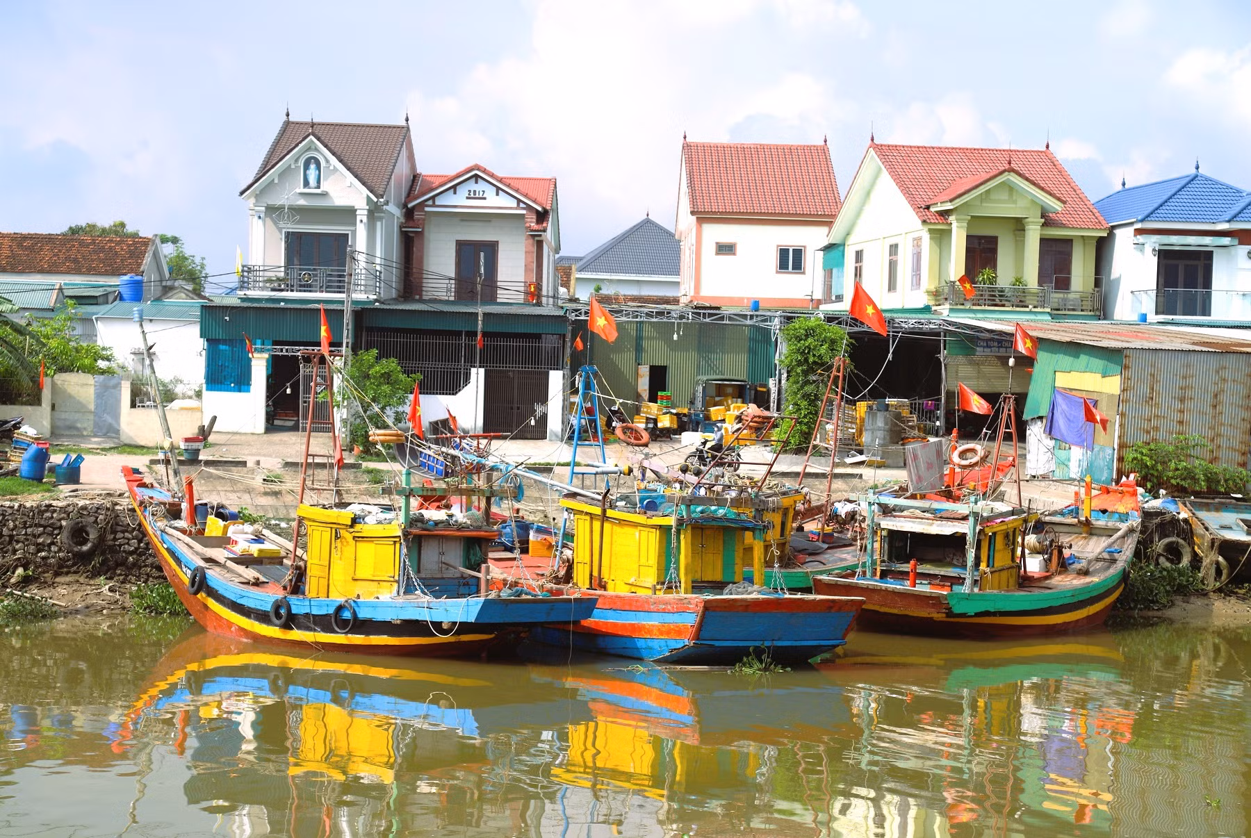 Cờ Tổ quốc tô điểm không gian làng biển tại Nghệ An -0