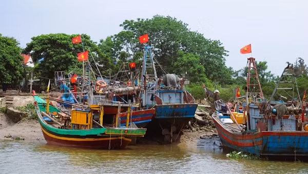 Cờ Tổ quốc tô điểm không gian làng biển tại Nghệ An