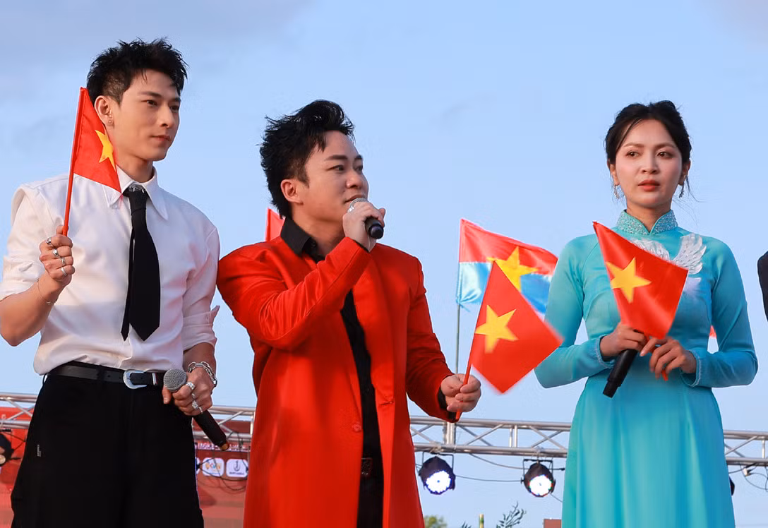 Tùng Dương xúc động hát Quốc ca giữa rừng cờ đỏ sao vàng tại Nhật -0