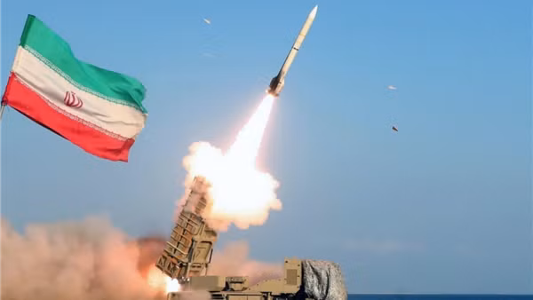 Iran ra mắt tên lửa đạn đạo thế hệ mới "có thể xuyên qua các hệ thống phòng thủ"