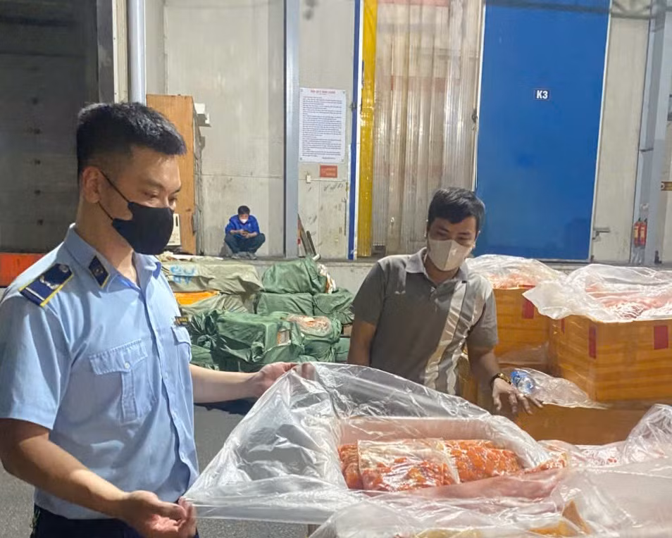Phát hiện kho đông lạnh chứa hơn 7 tấn trứng non, tràng gà, nầm lợn không rõ nguồn gốc -0