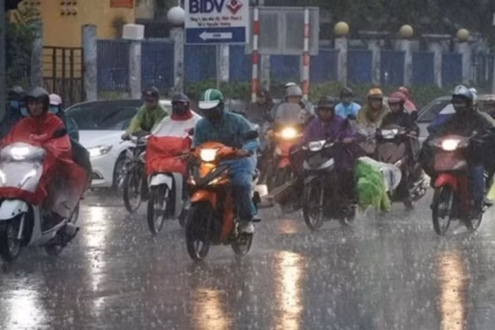 Mưa dông khắp miền Bắc vào đến Huế -0